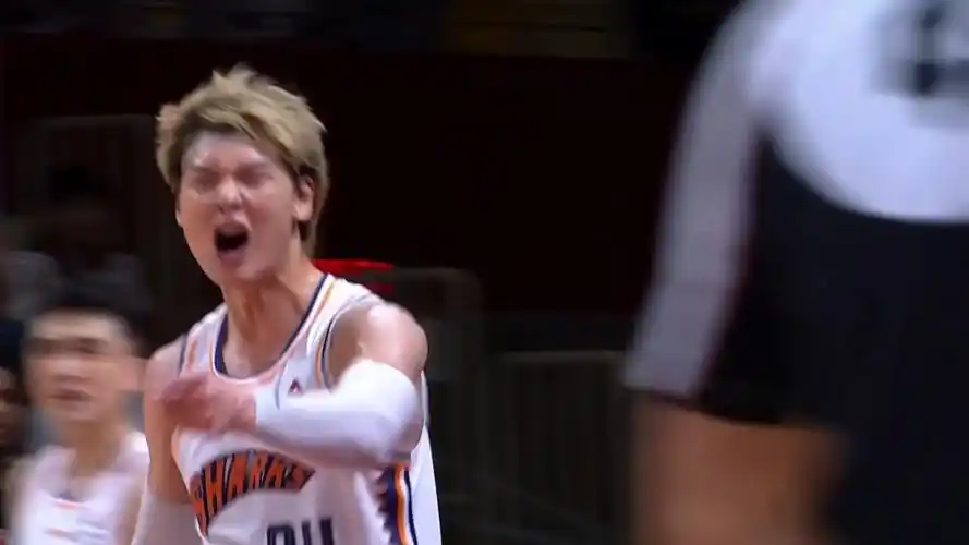 王哲林首节就领到第三犯 暴怒口吐芬芳替补席摔毛巾