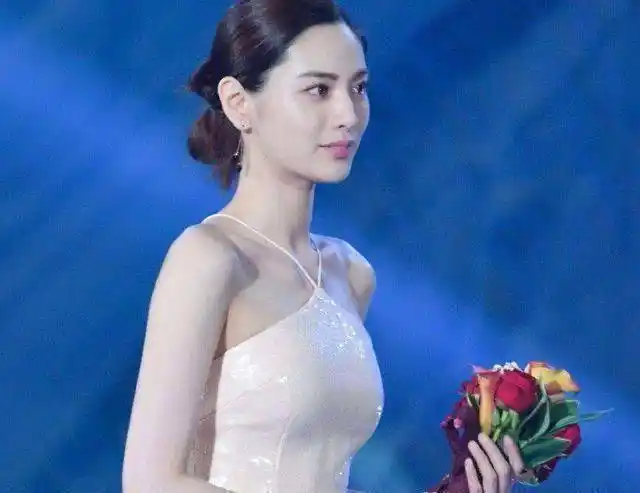 乳胶人鱼裙仙女下凡,网友:美到极致_珍娜_美女_漂亮