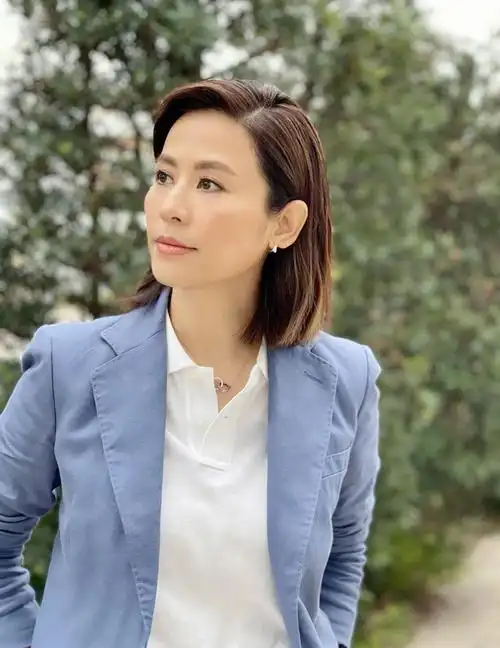 tvb女神宣萱颜值抗打紫色西装配补丁牛仔裤显年轻哪像51岁