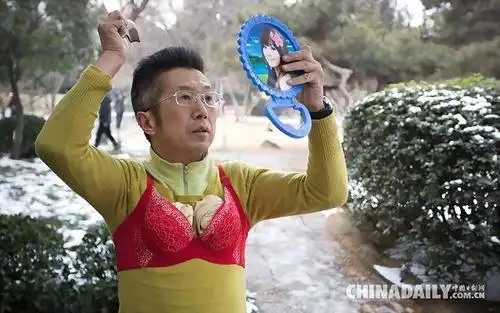 大叔外穿女式内衣逛街 实拍"胸罩哥"的真实生活(图)