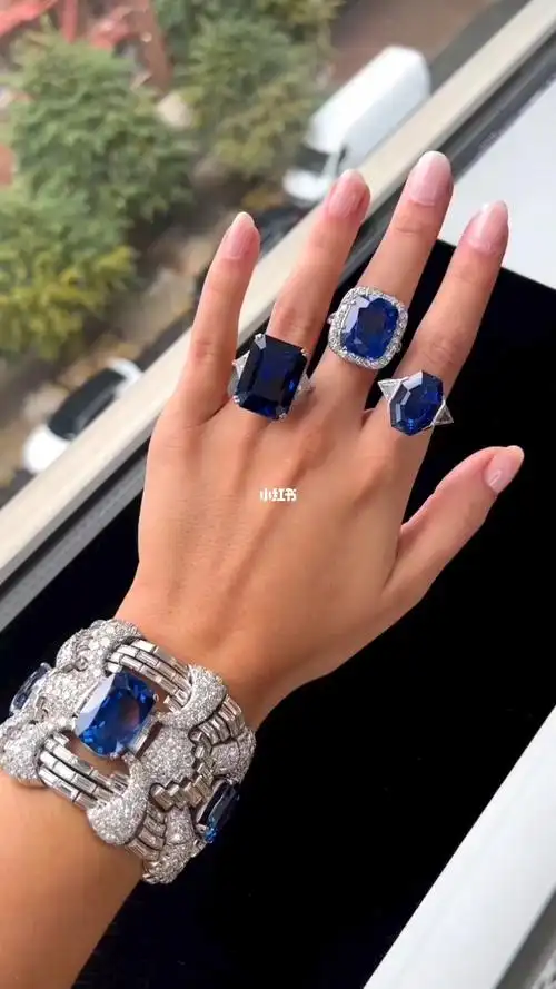 超过166克拉的蓝宝石手链以及各色戒指