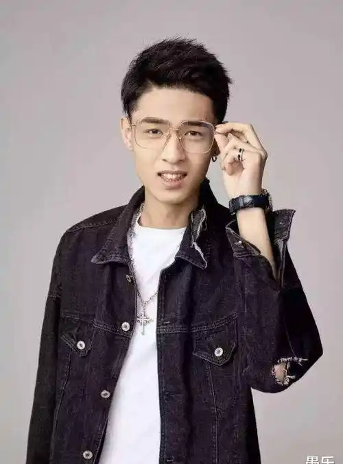 原创比郭麒麟还富德云社秦霄贤透露北上广有自家产业却反感被叫富二代