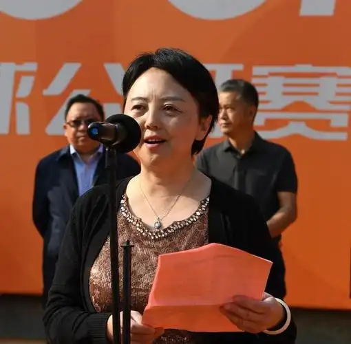 开幕式上安宁市副市长王梅,昆明市教育体育局局长穆仁早等领导出席并