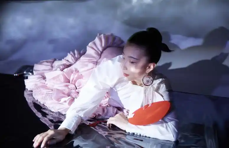 id="gnb1ms8w25">戚琦,1998年4月14日出生于黑龙江哈尔滨,内地女歌