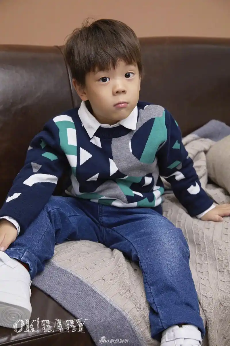 杜江携儿子嗯哼登杂志封面 嘟嘴卖萌温馨有爱
