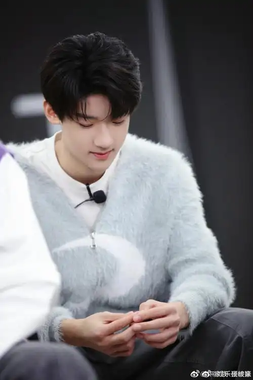 tf家族三代张峻豪校卡证件照#tf家族三代张峻豪重庆八中校卡被学长