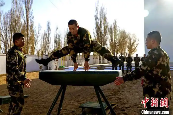 甘肃武警分时段,分小组开展多科目综合训练