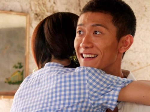 这第一部就是由张一山,孙耀琦主演的,以恢复高考之后第1次大学考试为