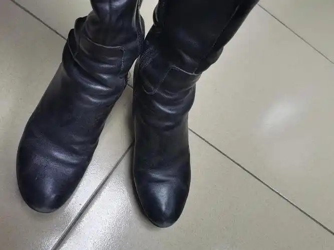 自己擦了靴子,又省钱又物尽其用