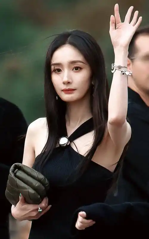 "娱乐女王"杨幂:状态青春身材性感,造型切换自如气场全开 6767