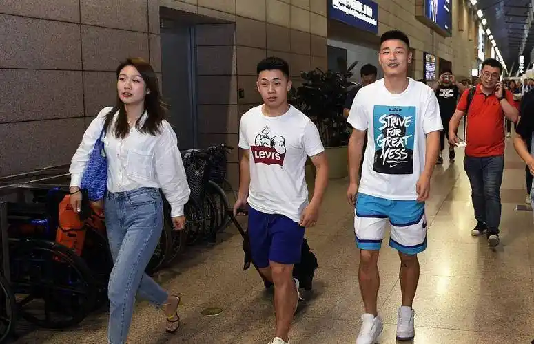 而且武磊走到哪里,钟佳蓓和孩子陪伴他到哪里,比如在武磊留洋到西甲时