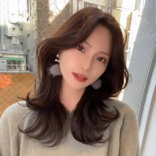 三十岁以上的女人选披肩发