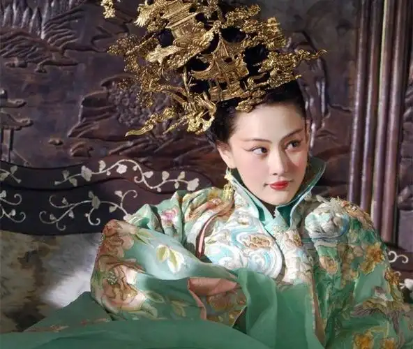 但同样是古装形象,张馨予在《花谢花飞花满天》中的服化逊色太多,挑一