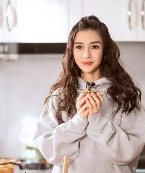 angelababy烈焰红唇配大波浪,蓝白相间晚礼凸显女人魅力,美腻了