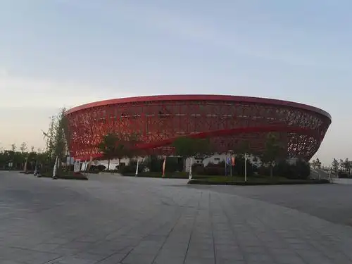 姜正部的二女儿红岩一路开车,很快来到了莱西,路过莱西体育中心,我们