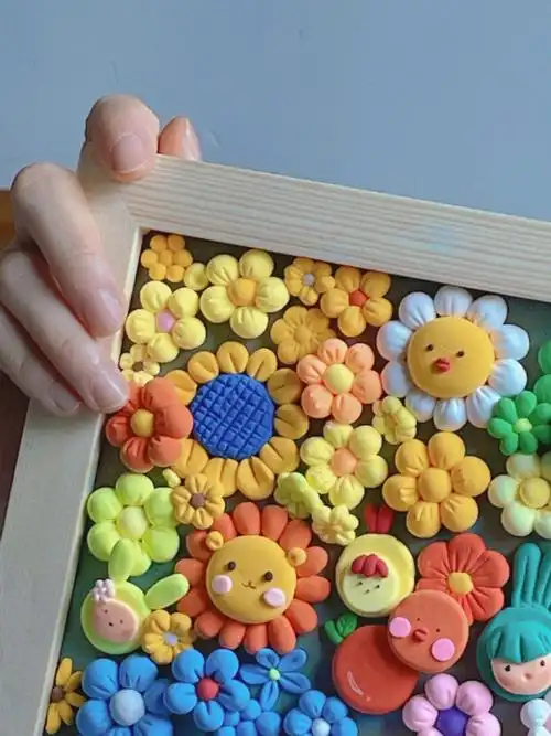 借鉴了网络上一些轻粘土作品,最终呈现了可爱的轻粘土相框