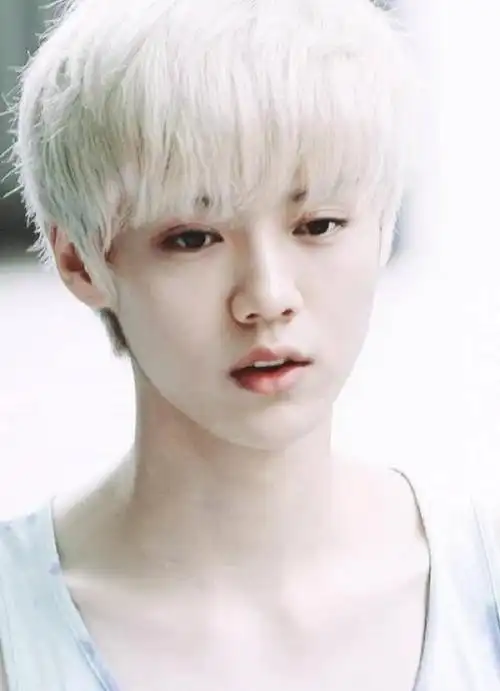 34岁鹿晗带货引热议,脸肿成"老嫂子",网友:撞脸65岁刘雪华