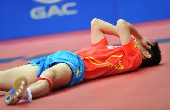 图文世乒赛张继科男单夺冠激动得躺着不起