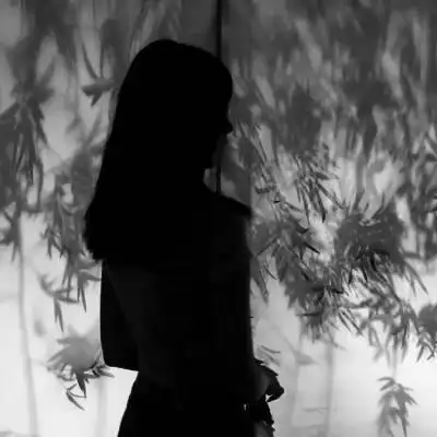 黑白女生背影侧脸头像高冷侧面伤感女头像