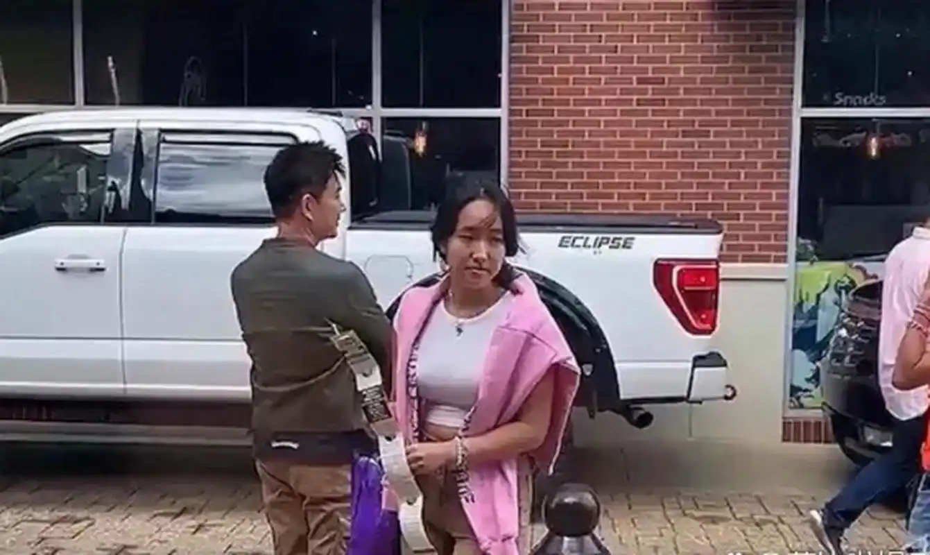 网友吐槽任贤齐老婆又老又丑,而且打扮好怪异!