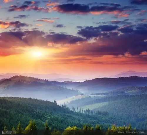 群山脚下的湖泊高清摄影图片 - 素材中国16素材网