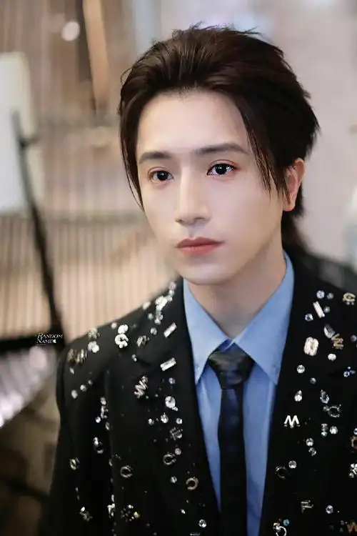 伯远镶钻黑西装造型##伯远天赐的声音黑西装路透