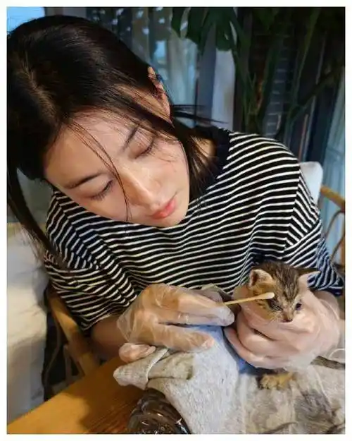 张馨予晒老公何捷留长头发穿千元潮牌超帅在女儿面前争宠