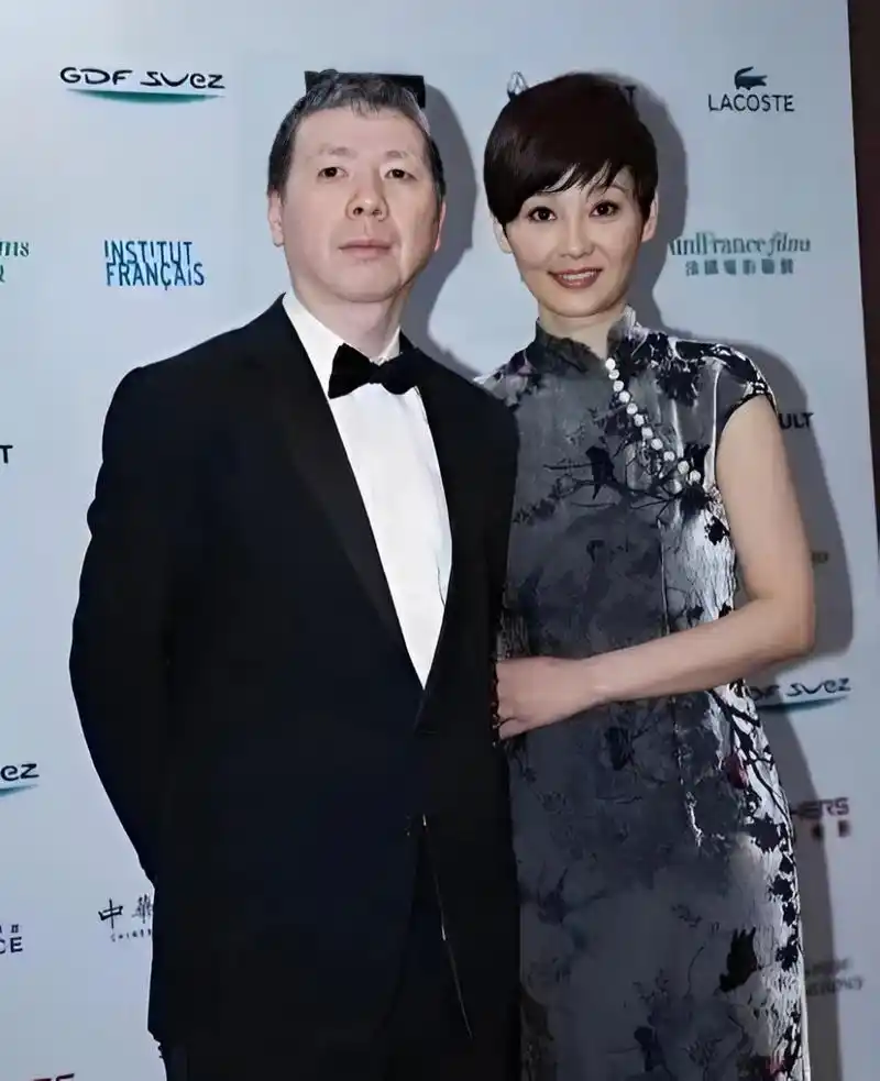 冯小刚爱上了美丽的徐帆,回家向妻子张娣提出离婚:"我爱上了别人.