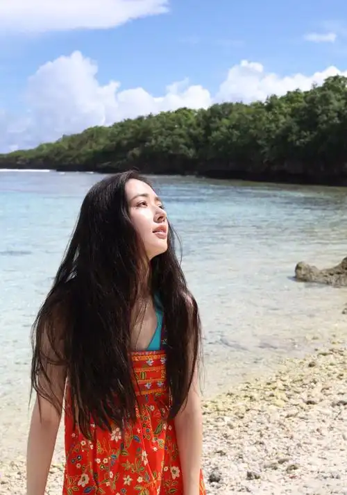 碧海蓝天郭碧婷,"国民老公"一头乌黑长发沙滩秀美照_新浪看点