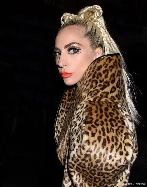 雷迪嘎嘎(lady gaga)是一位美国流行女歌手,演员,作曲家,音乐制作人和