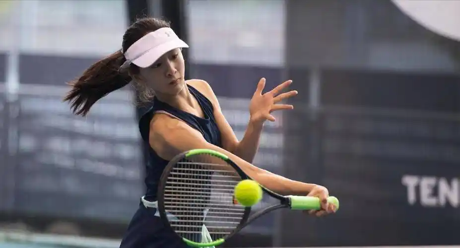 森碟代言鸿星尔克,12岁身高超出常人,手拿球拍打网球活力四射_爸爸