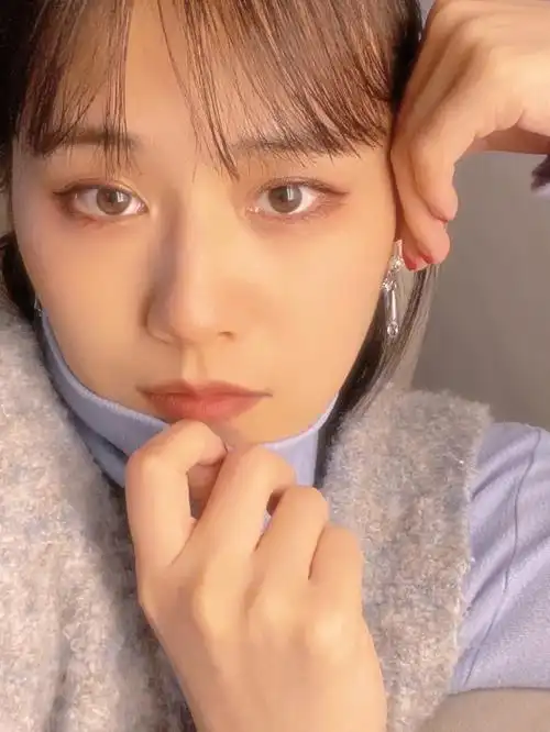 港风摄影 #港风自拍 #我的自拍分享 1. 轻颜相机 滤镜:初雪