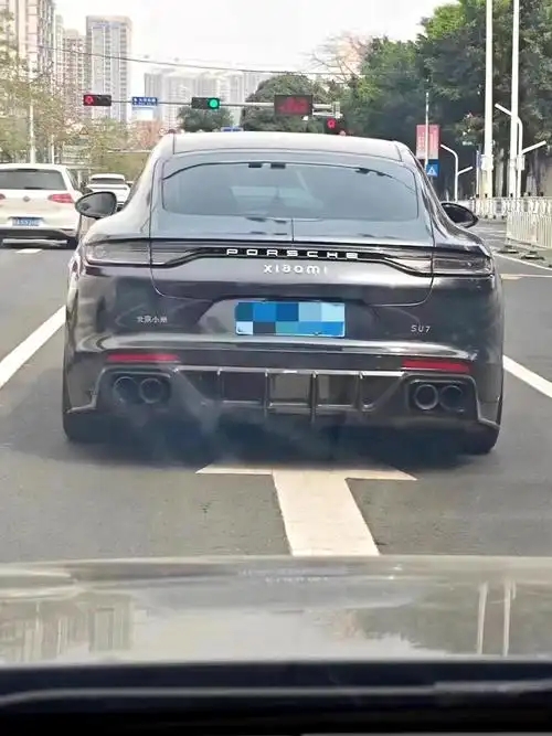 保时捷帕拉梅拉大哥很支持雷总造车事业,提前"开上"了._懂车帝