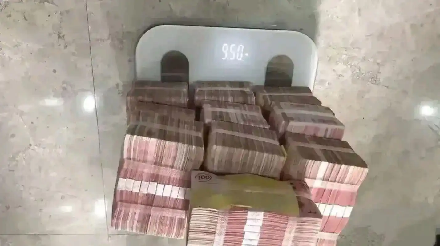 普通人每天挣2克,一个月22天工作日,挣44克