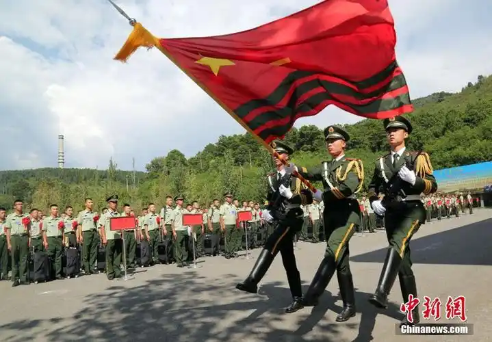 四川数千名武警退役士兵向军旗告别踏上返乡征程