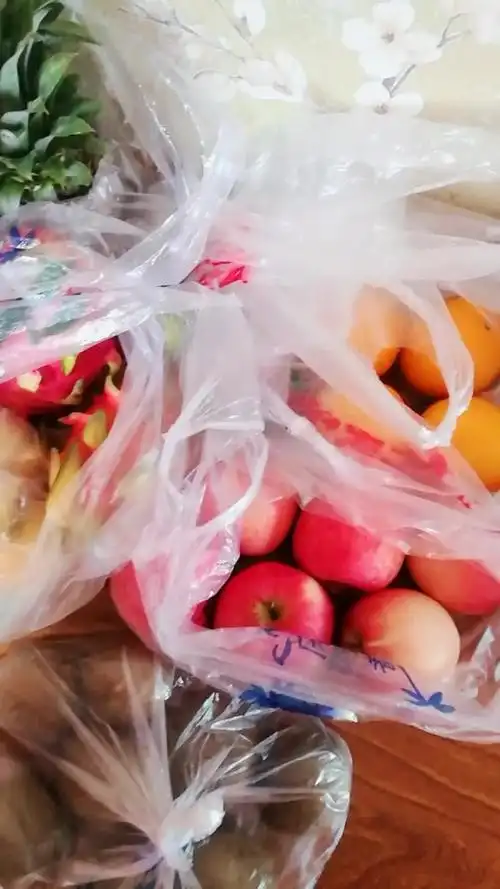 刚买回家的新鲜水果等会开始创作