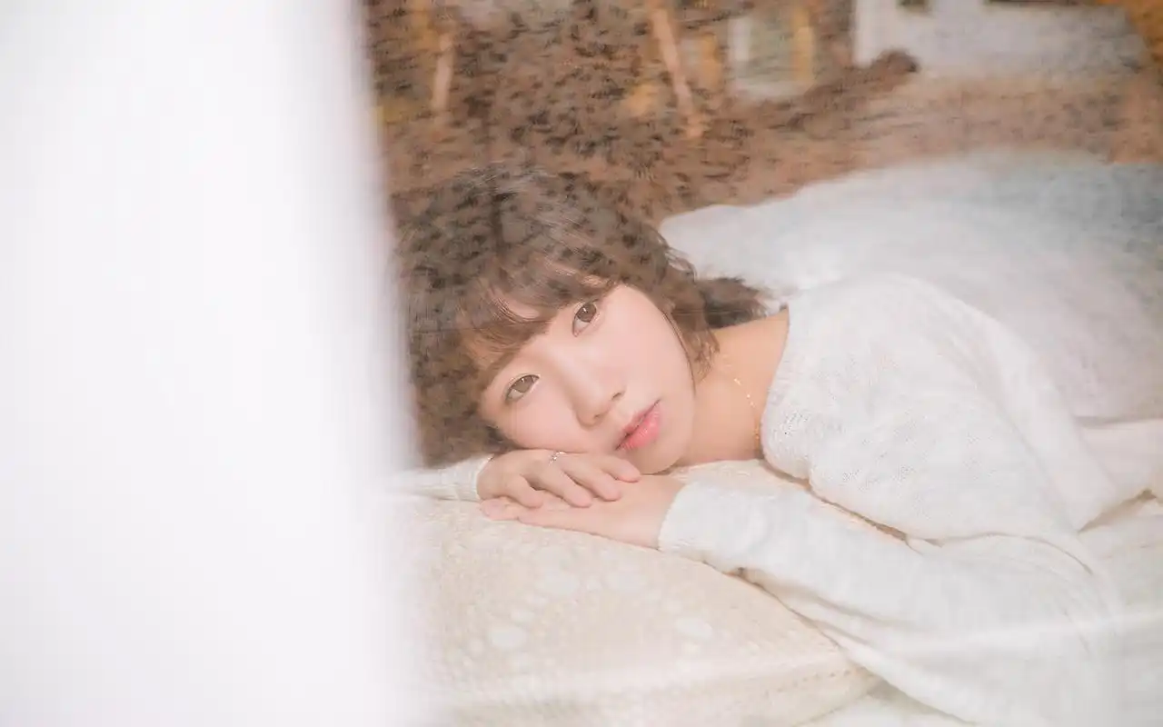 绝佳气质的短发美女写真桌面壁纸