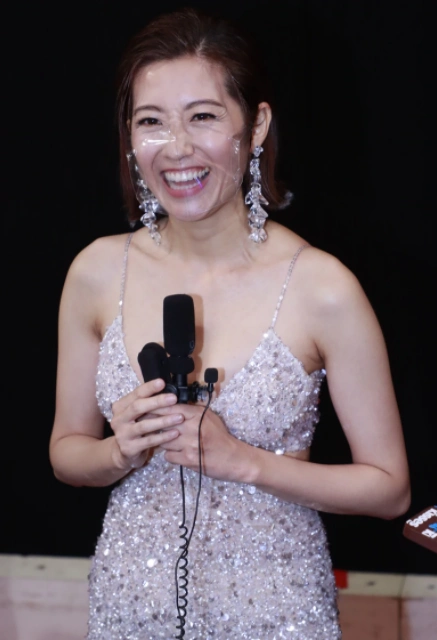 在颁奖典礼结束后,陈自瑶也接受了媒体访问.