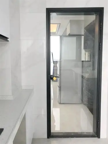 厨房门采用富轩极简平开门,可视面大.