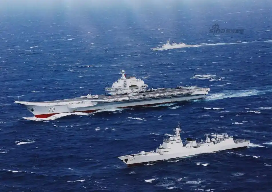 中国航母编队首次实兵实弹演练,威武提气.