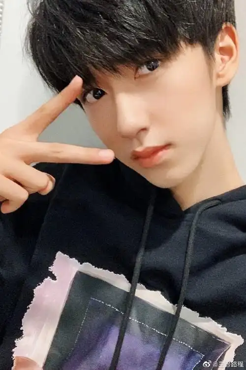 贺峻霖 画报颜值#剪刀手小可爱突然出现啦,霖霖要天天开心,天天比