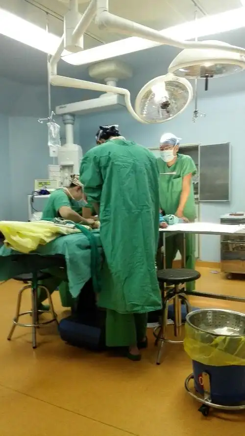 手术室的叔叔阿姨在忙碌地工作