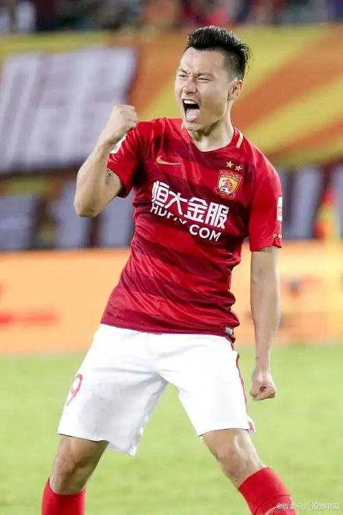 中国足球巨星高拉特宣布退役,广州恒大球迷心痛不已