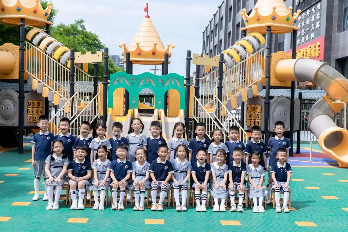 快乐时光幼儿园今天和小伙伴们拍了张集体照,笑容灿烂,幸福