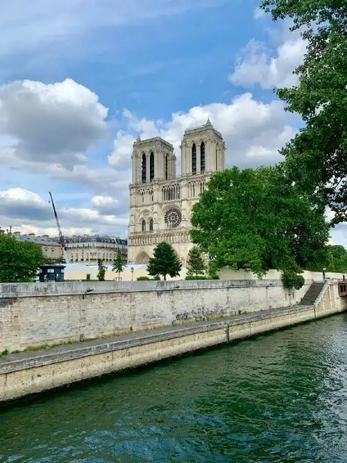 92】    巴黎,这座充满魅力和浪漫的城市,是法国的首都,也是世界上