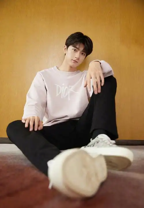 林一 > 林一清新帅气写真图片(4/6)返回首页 电脑壁纸 手机壁纸 高清