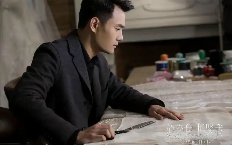 王凯《放弃我抓紧我》帅气剧照图片桌面壁纸