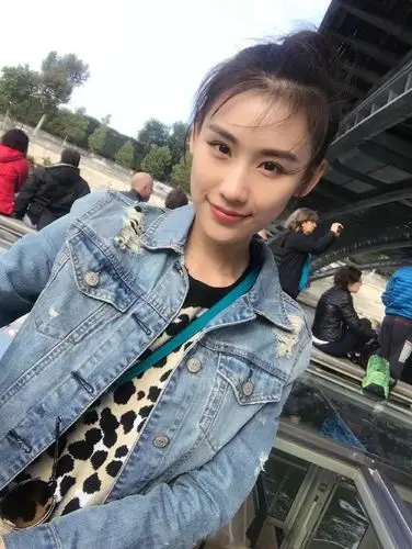 撞脸黄圣依与杨子传绯闻27岁王婉中一袭白纱裙配长发甜美清纯