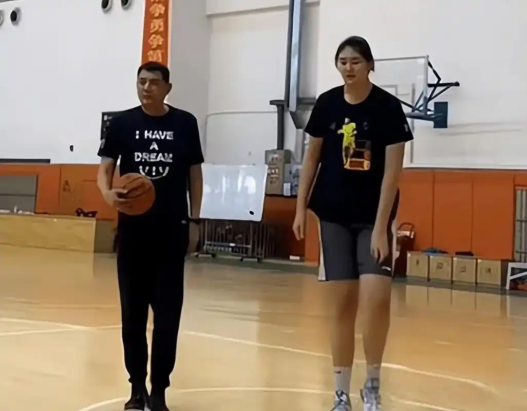 作为一个只有16岁的球员,张子宇身高超过了姚明,这无疑给人留下深刻的