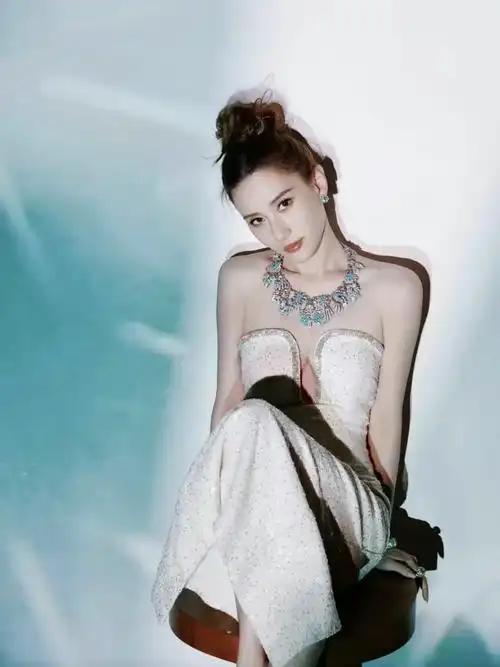 何超莲最新活动造型,一袭象牙白抹胸长裙,高贵大气又气质!
